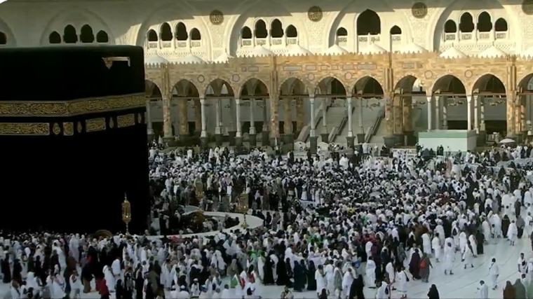 الكعبة المشرفة صباحًا.. مشاهد إيمانية يملؤها الدعاء والخشوع والسكينة