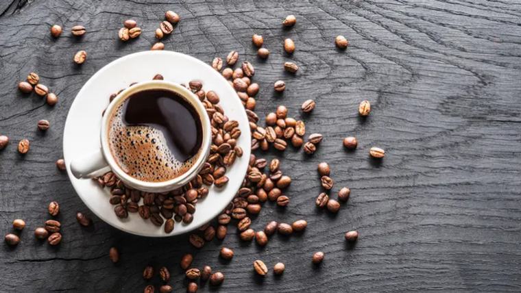 دراسة: الإفراط في القهوة قد يضعف عظام النساء مع تقدم العمر