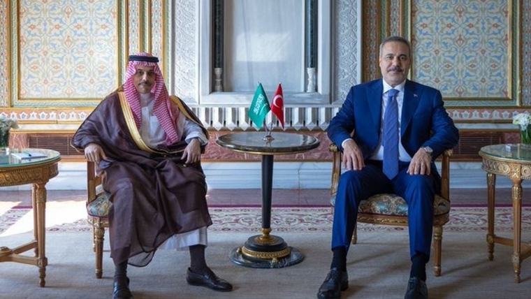 وزير الخارجية يلتقي نظيره التركي في إسطنبول ويبحثان تعزيز العلاقات الثنائية ومستجدات الأوضاع الإقليمية