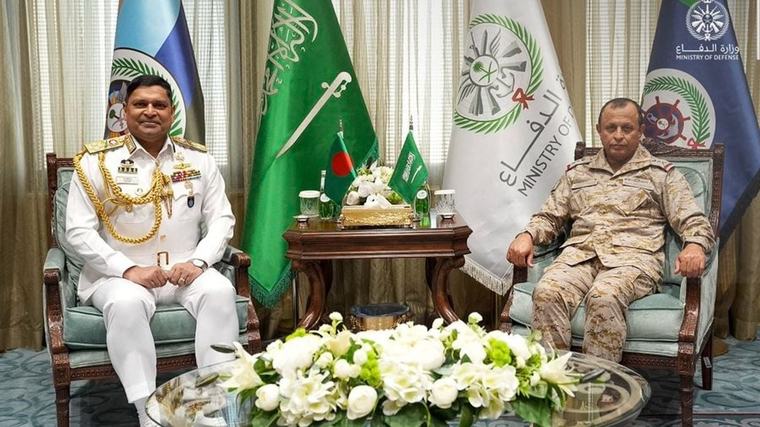 رئيس أركان القوات البحرية يبحث التعاون مع نظيره البنغلاديشي في الرياض