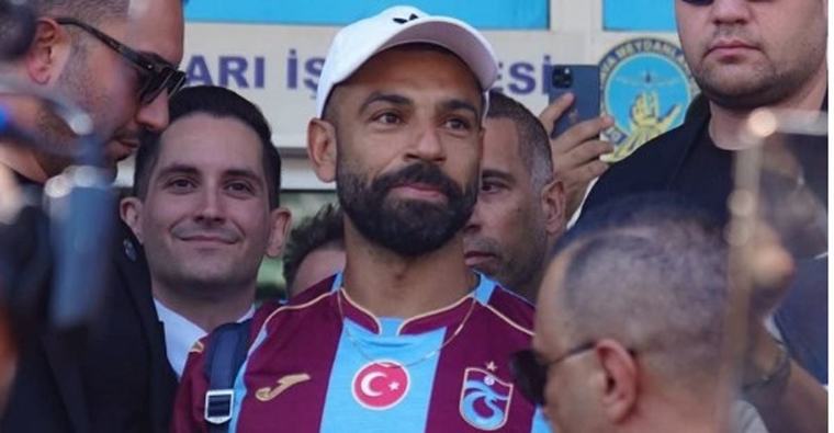 من هو لاعب ليفربول الذي يتواصل مع محمد صلاح بعد انتقاله إلى طرابزون التركي؟