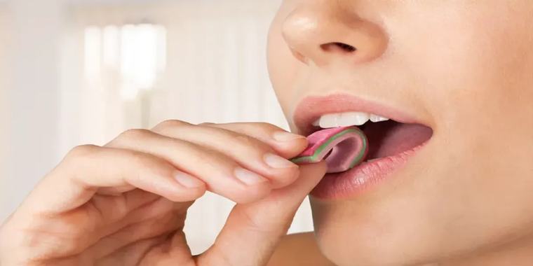 علم النفس يوضح كيف يساعد مضغ العلكة في مواجهة الملل.. 5 تفسيرات نفسية