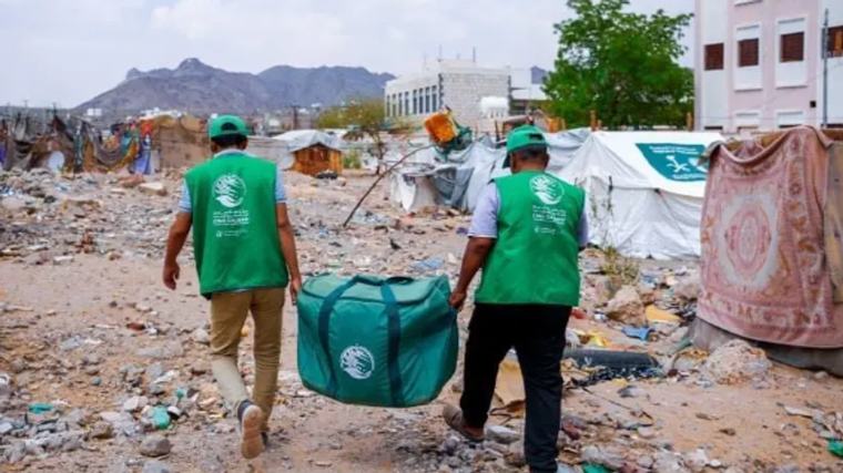 مركز الملك سلمان للإغاثة يوزع مساعدات إيوائية في محافظة شبوة باليمن