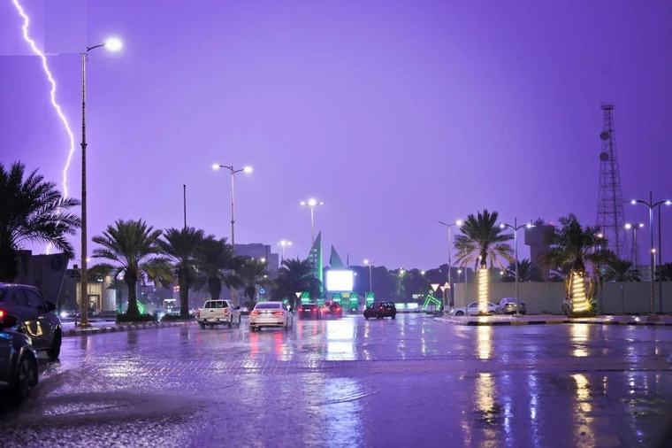 طقس الجمعة.. أمطار رعدية وسيول ورياح مثيرة للأتربة على 9 مناطق