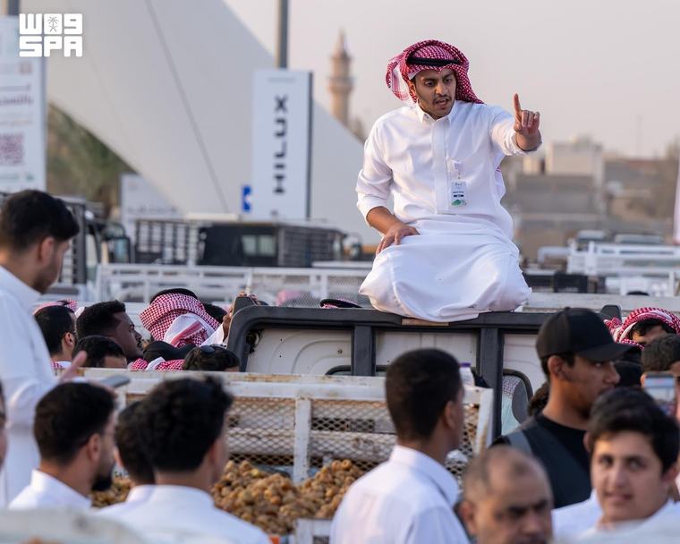 أكثر من 200 دلّال ينظّمون مزادات كرنفال بريدة للتمور بحضور كثيف