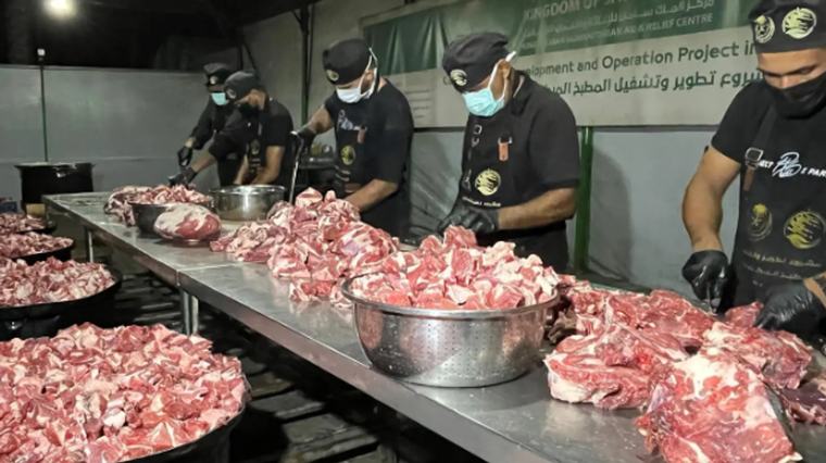 مركز الملك سلمان للإغاثة يوزّع 25,000 وجبة غذائية ساخنة في قطاع غزة