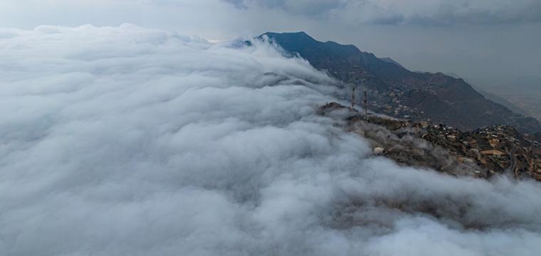 رفع الإنذار إلى الأحمر في المحافظات الجبلية بجازان بسبب أمطار غزيرة
