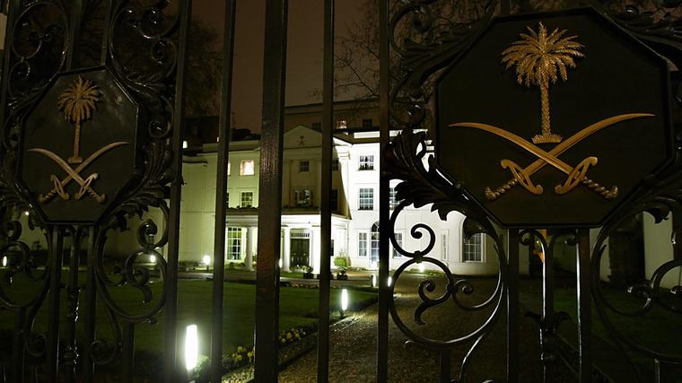 السفارة السعودية تُعلّق على طعن مواطن في لندن وتدعو لـ"تجنب حمل المقتنيات الثمينة في الأماكن العامة"