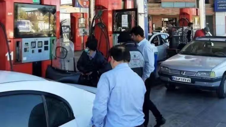 خبير: توجه الحكومة الإيرانية لرفع أسعار البنزين «لا مفر منه»