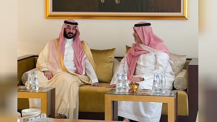 وزير الحرس الوطني يزور وزير الاستثمار ويعزيه في وفاة والده
