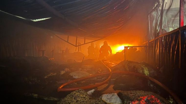 الكويت: 4 فرق إطفاء تسيطر على حريق مخزن في "جاخور"