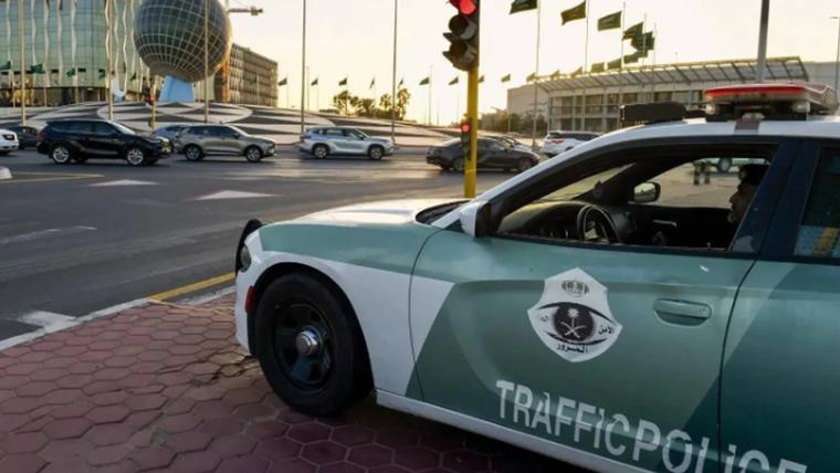 قائدو وقائدات سيارات يحوّلون مركباتهم إلى استوديوهات متنقلة.. والهاتف ينافس الطريق على «التركيز»